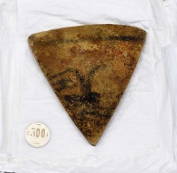 В Японии нашли 4300-летний портрет на камне треугольной формы