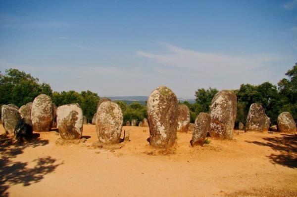 Кромлех Альмендриш в Эворе, Португалия. В Португалии сооружены одни из первых мегалитов в 4800 г. до н.э. Фото: Nekkas/Wikimedia Commons