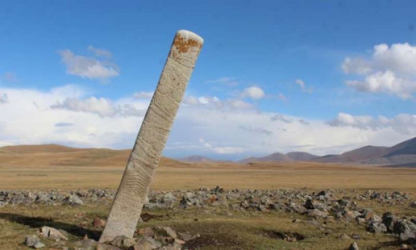 На фото – Оленный (Олений) Камень где-то в центральных областях Монголии. Россыпь большого размера камней – это места захоронений, в которых обнаружены лошадиные кости — кырыксууры.