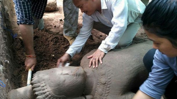 Археологи раскопали в Камбодже статую великана-охранника / Фото: AFP