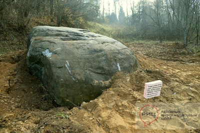В Калужской области с мест археологических раскопок пытались вывезти многотонный валун