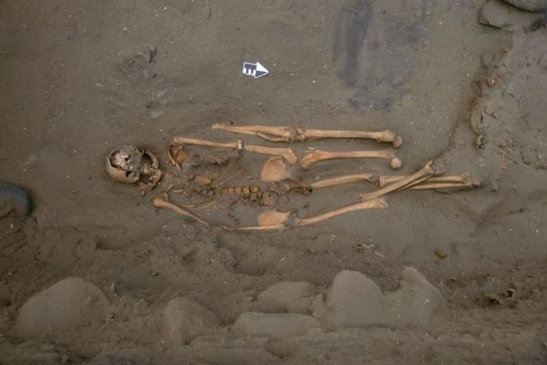 Это древнее захоронение сделало сюрприз для археологов: две дополнительные левые ноги были погребены рядом с телом / Фото: Gabriel Prieto. Rescue project in Huanchaco
