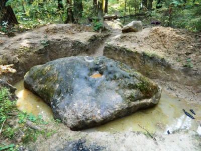 Веледниковский камень (Велесов камень)