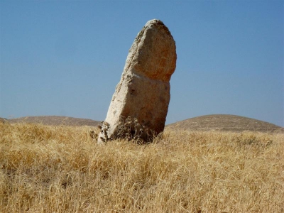 Менгир Hajr al Mansub