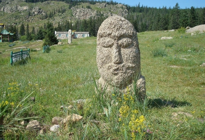 Менгиры в монастыре Манзушир