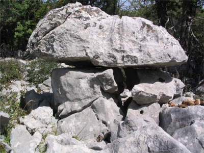 Дольмен Трамунатана-2 / Tramuntana dolmen 2, otok Cres, Hrvatska