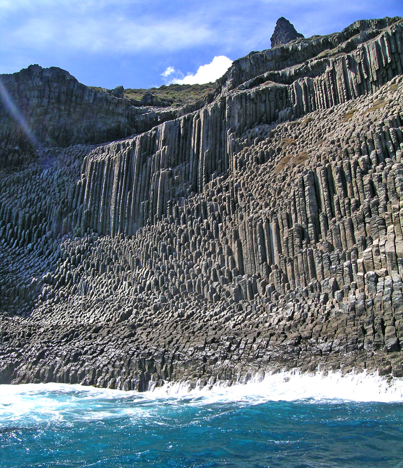 Базальтовые дельты. Базальтовые скалы острова ла Гомера. Скалы Лос-Органос Канарские острова. Столбчатый базальт Исландия. Базальтовая скала Лос Органос.