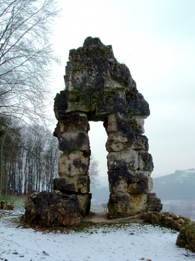 Мегалитическая арка Deiwelselter (L’Autel du Diable à Diekirch)