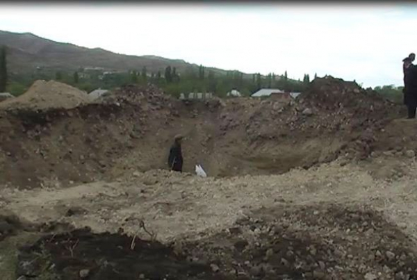 При проведении незаконных раскопок на кургане в Шеки были уничтожены могилы XVIII-XIX веков