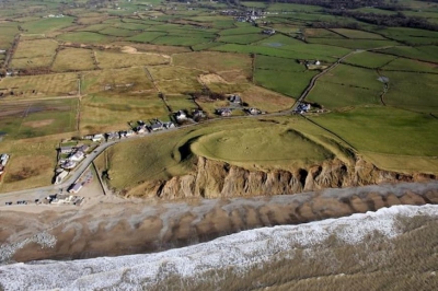 Открытие при раскопках необычного здания железного века в Уэльсе