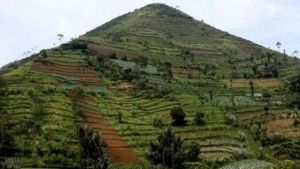 Археологический комплекс Gunung Padang &amp; Panggulan (Gunung Situs megalitik Cianjur)