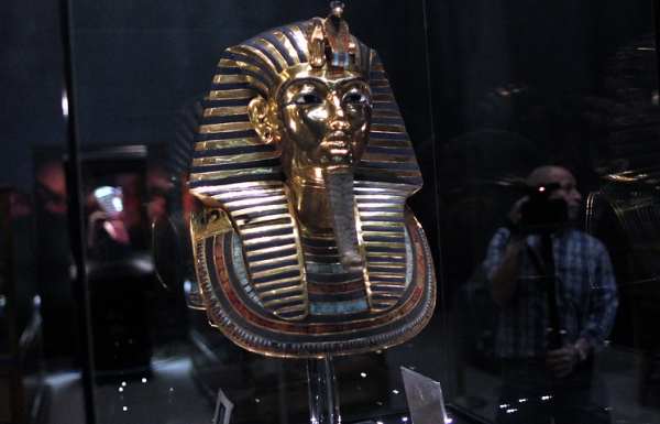 Золотая маска фараона Древнего Египта Тутанхамона © EPA/KHALED ELFIQI 