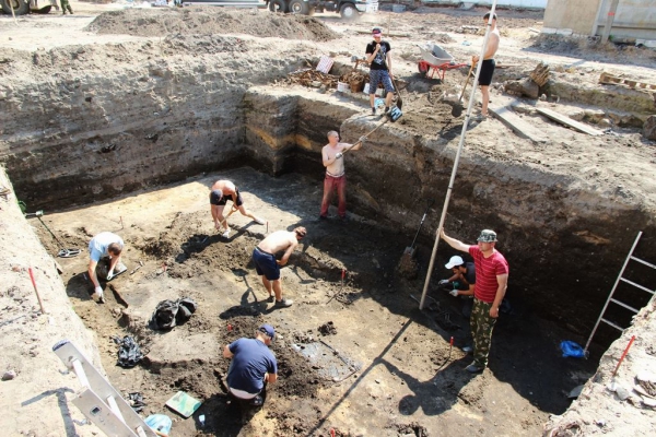 В центре Костромы обнаружили некрополь XVI-XVII вв.