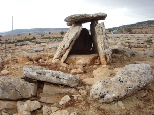 Дольмен Mezar (Yavuzeli “gavrikul - delikli taş”)
