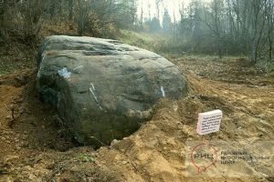 В Калужской области с мест археологических раскопок пытались вывезти многотонный валун