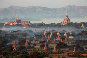 В Мьянме запретят забираться на древние памятники