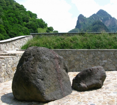 Камень Карчи (Къарча-Таш, Замковый камень)