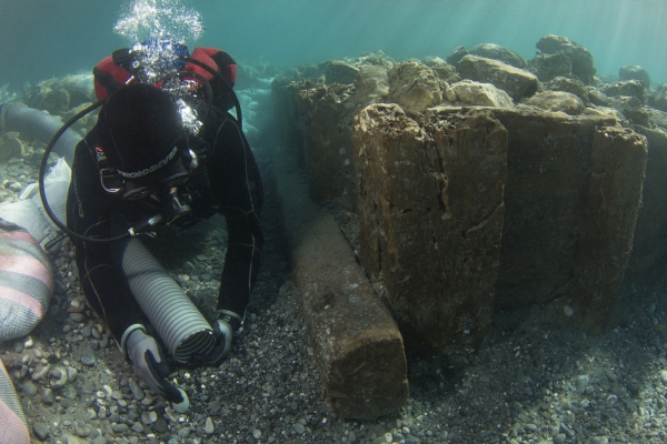 Археологи обнаружили легендарные конструкции затопленного порта Коринфа