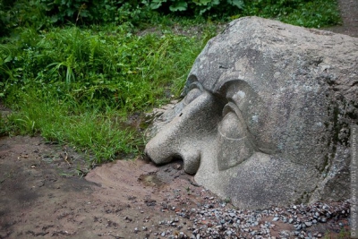 Каменная голова в Петергофе