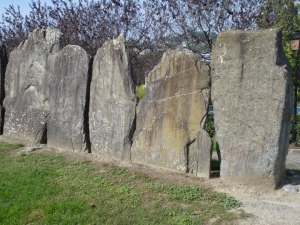 Менгиры в Лютри