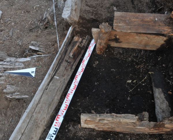 В Приполярье найдены срубы с антропоморфными идолами