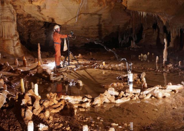 Неандертальцы строили кольца из сталагмитов внутри пещер